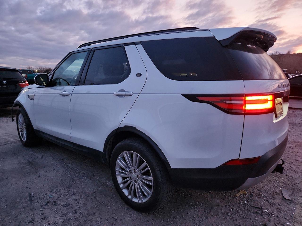 2017 Land Rover Discovery Hse Luxury - Image 2