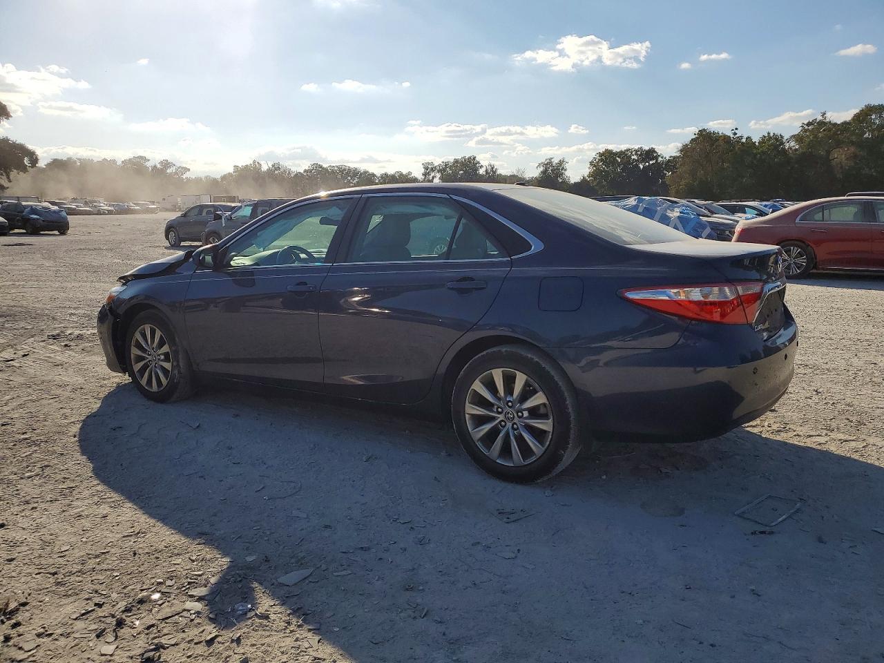 2015 Toyota Camry Le - Фото 2