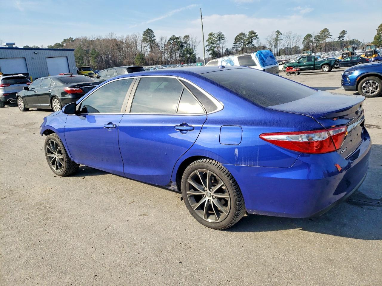 2016 Toyota Camry Le - Фото 2