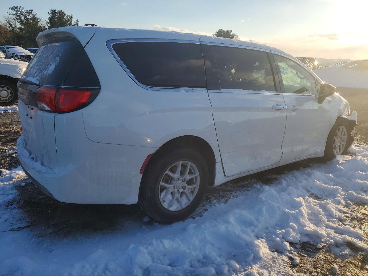 2025 Chrysler Voyager Lx - Фото 3