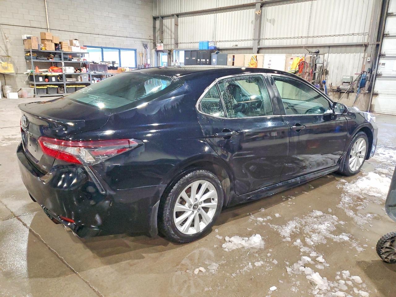 2022 Toyota Camry Se - Фото 3
