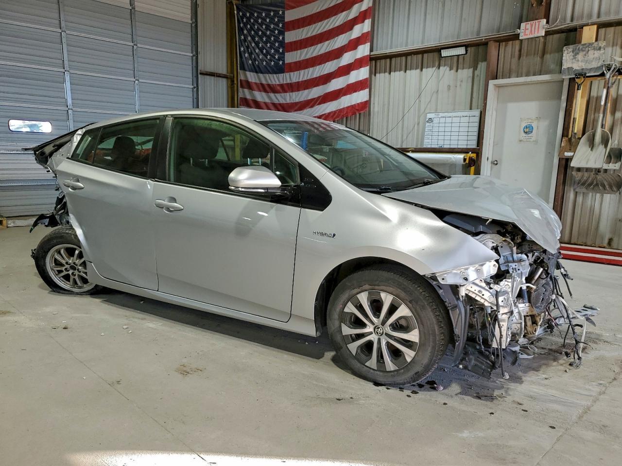 2020 Toyota Prius Le - Фото 4