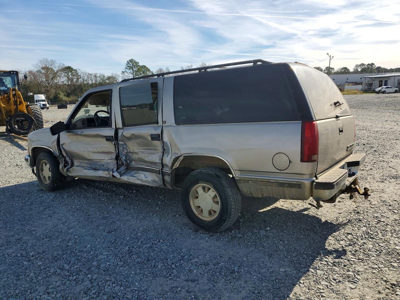 1999 Chevrolet Suburban C1500 - Image 2