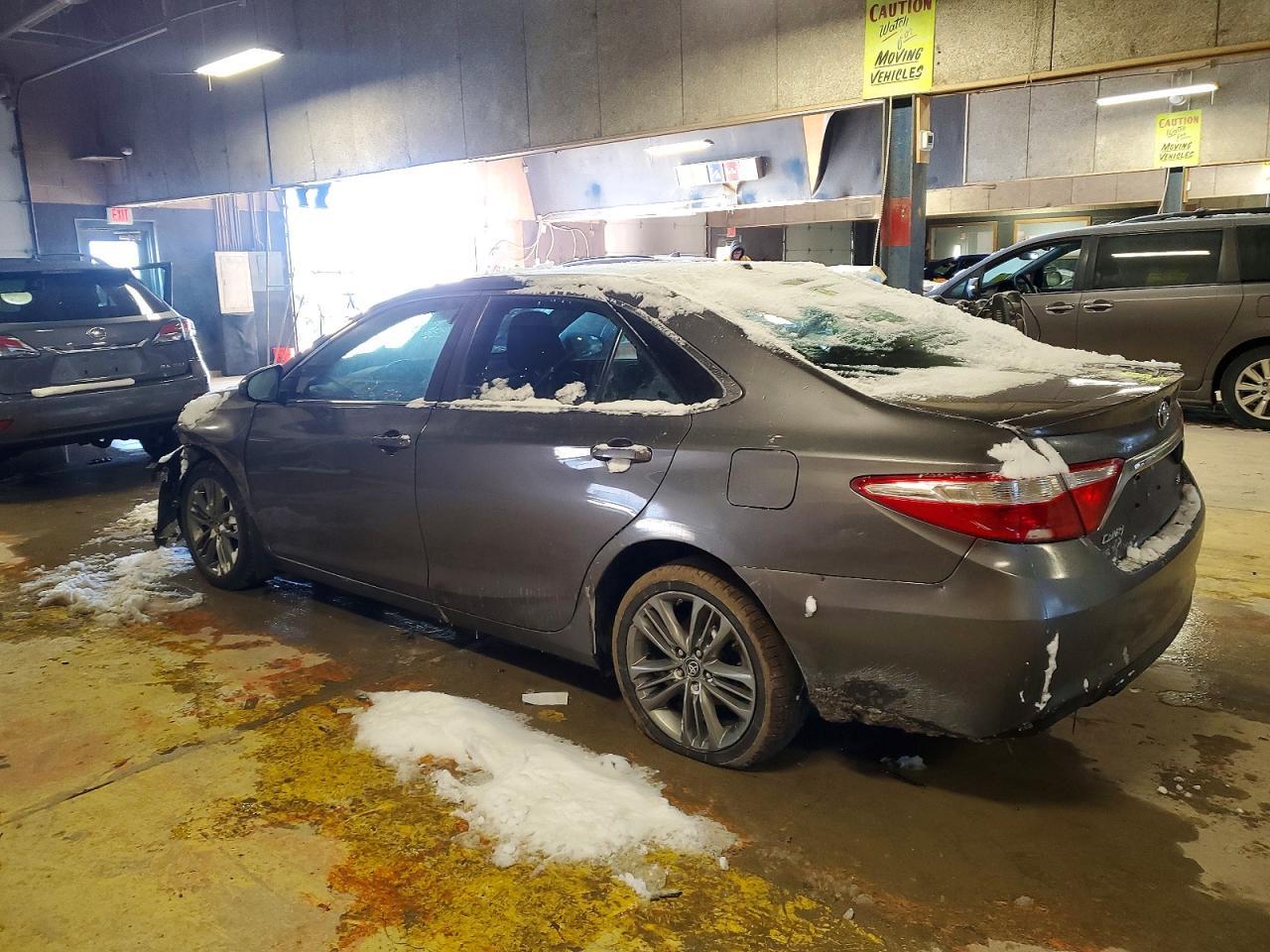 2016 Toyota Camry Le - Фото 2