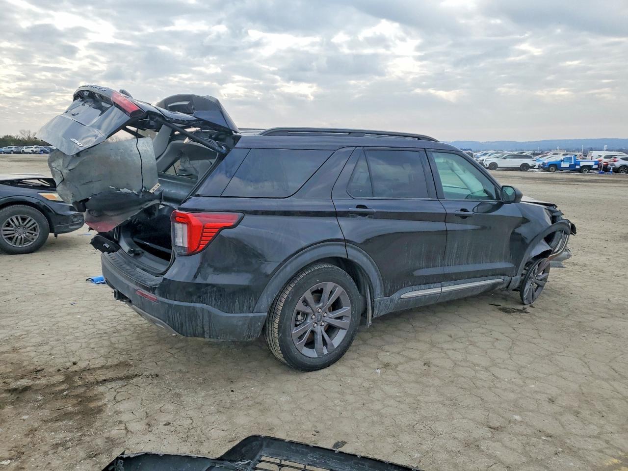 2025 Ford Explorer Active - Image 3