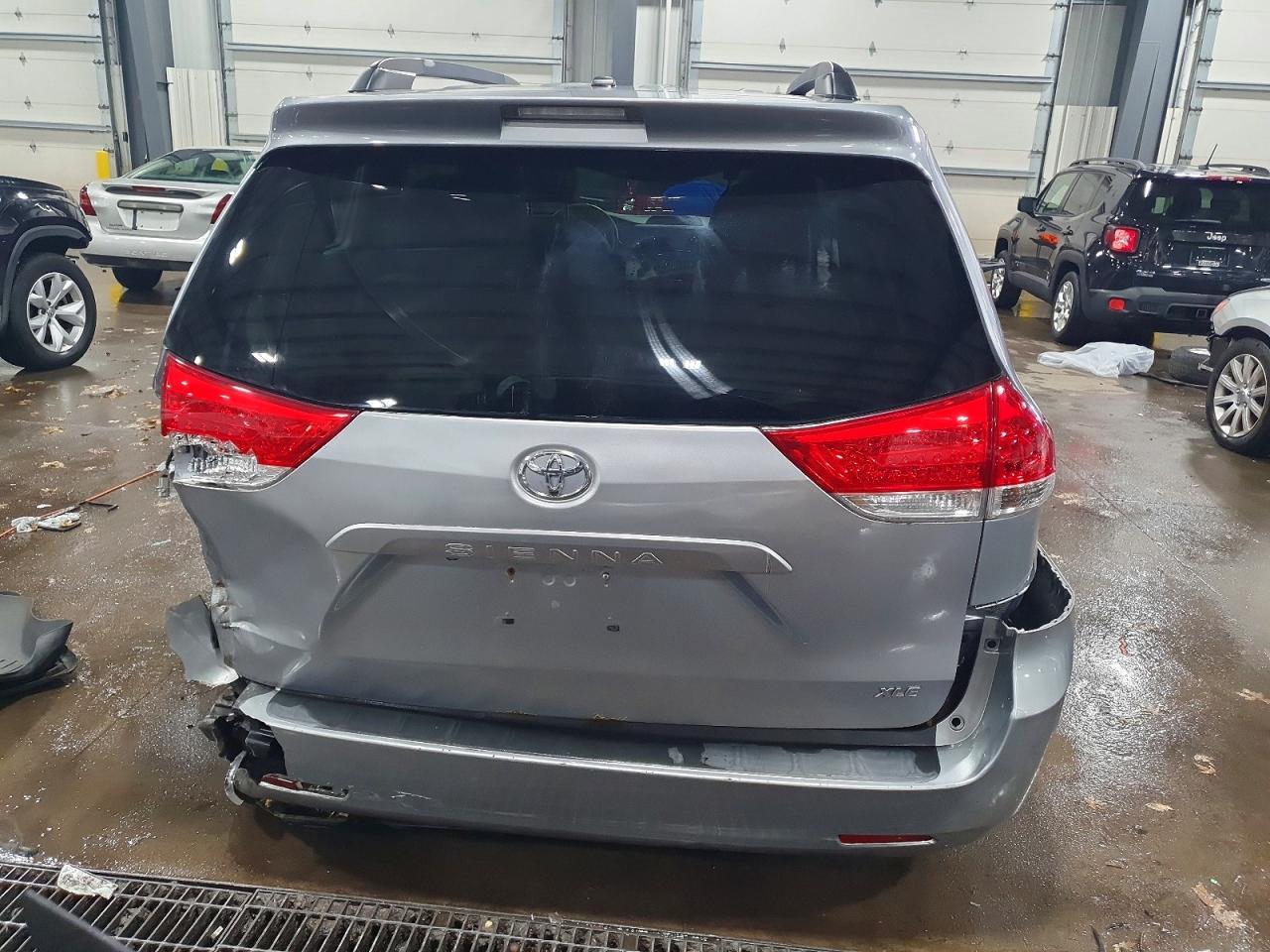 2012 Toyota Sienna Xle 8-Passenger - Фото 6