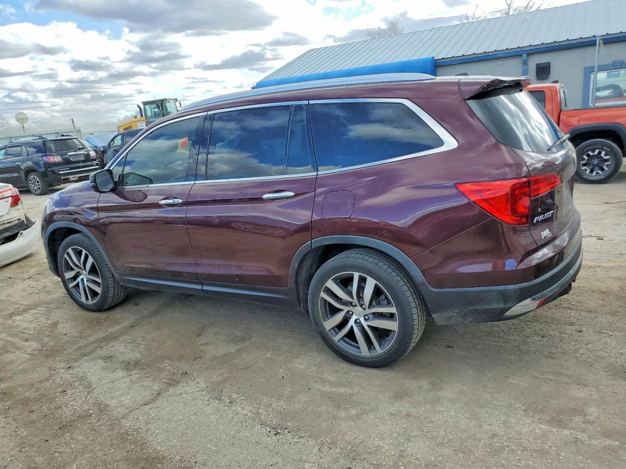 2017 Honda Pilot Touring - Image 2