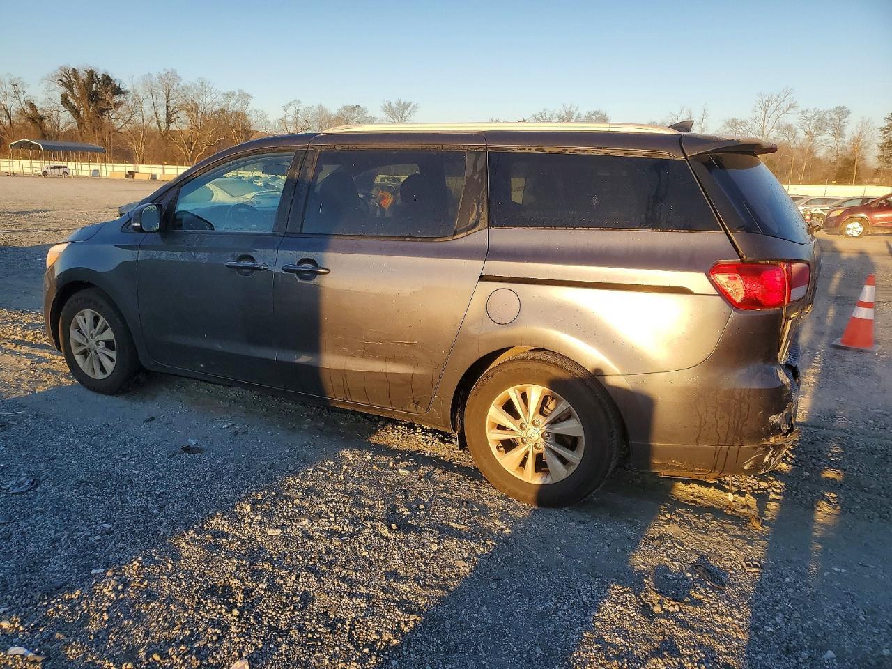 2017 Kia Sedona Lx - Image 2