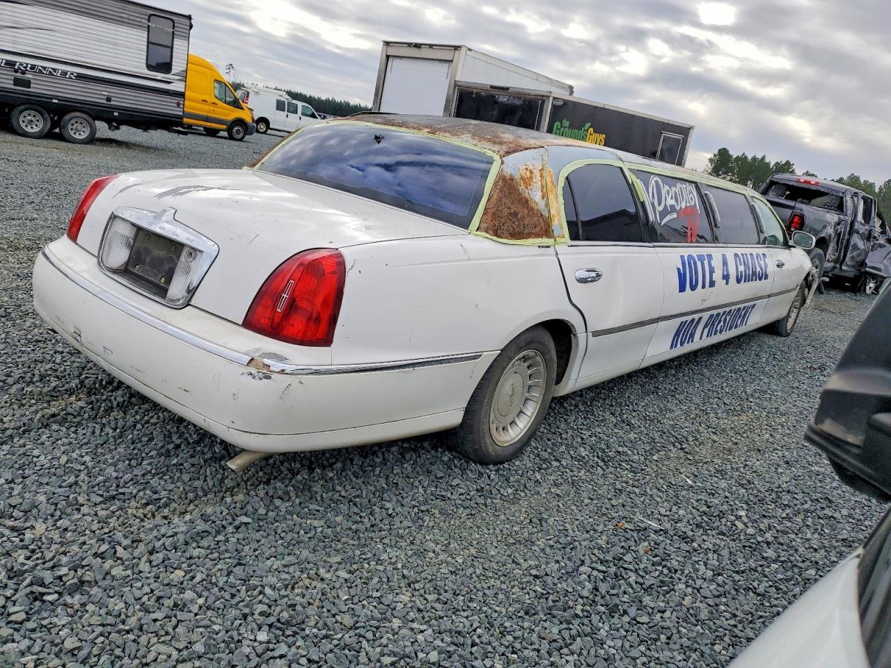 1998 Lincoln Town Car Limousine - Image 3