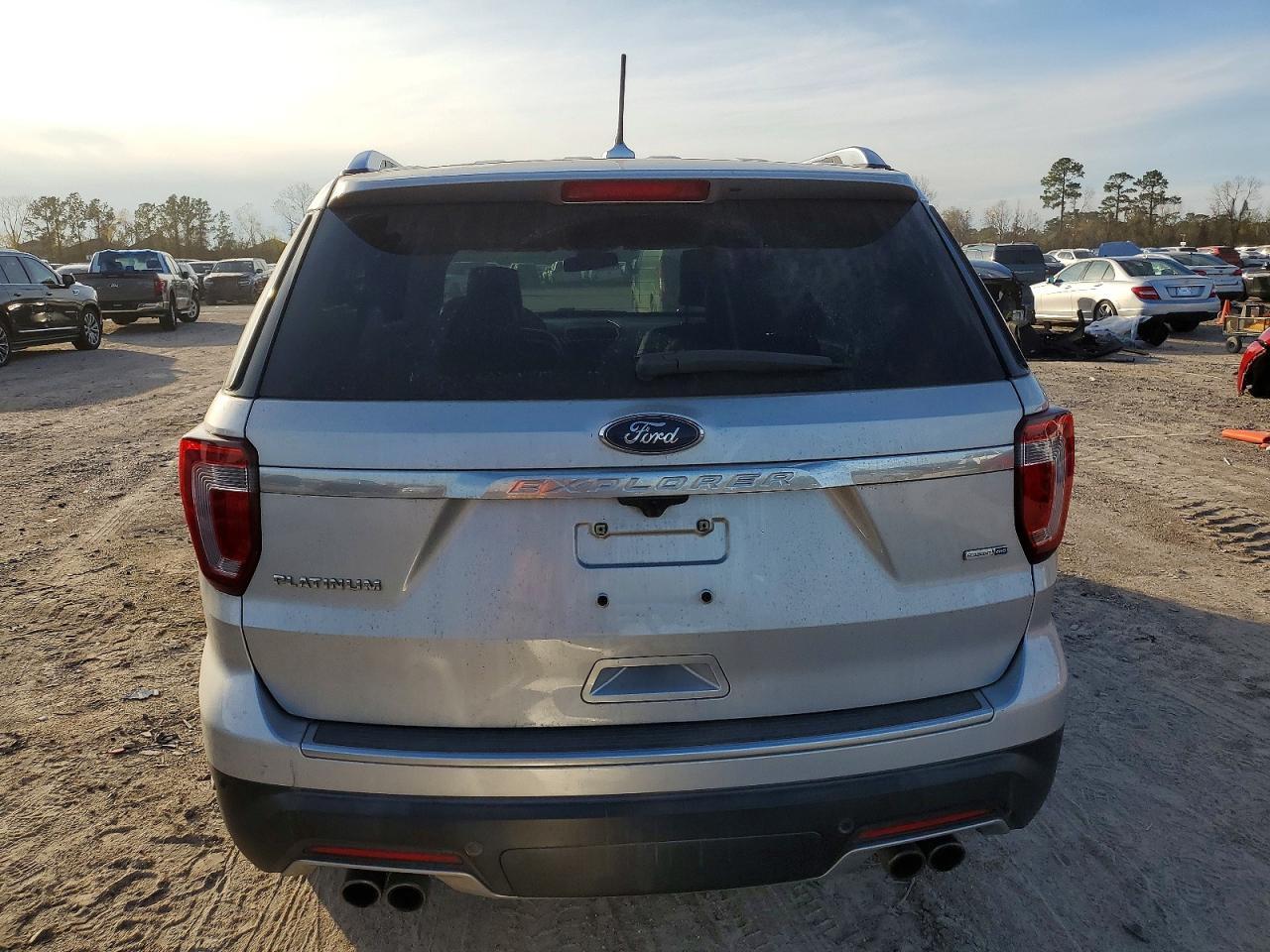 2018 Ford Explorer Platinum - Image 6