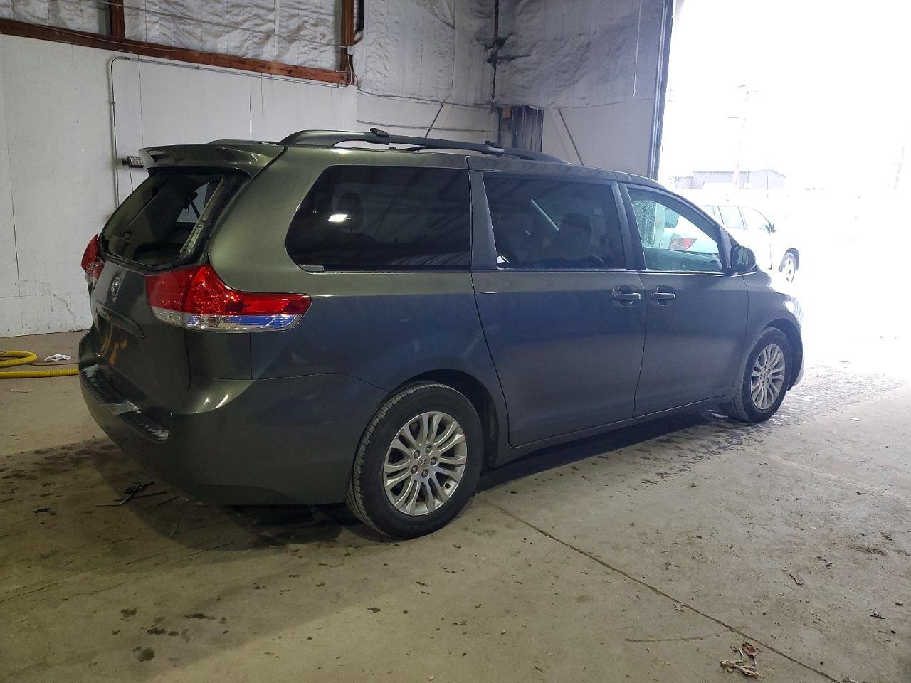 2012 Toyota Sienna Xle - Фото 3