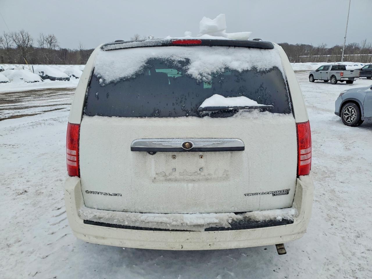 2010 Chrysler Town & Country Touring Plus - Фото 6