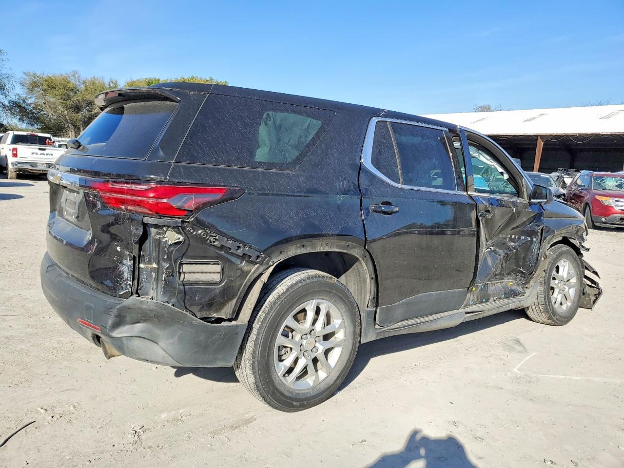 2022 Chevrolet Traverse Ls - Фото 3