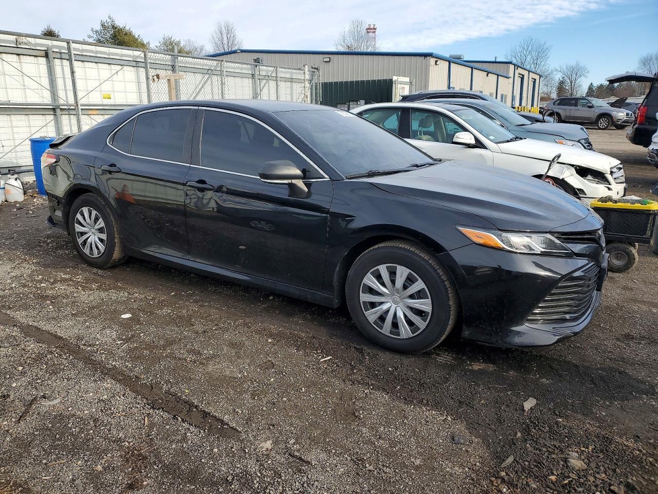 2020 Toyota Camry Le - Фото 4