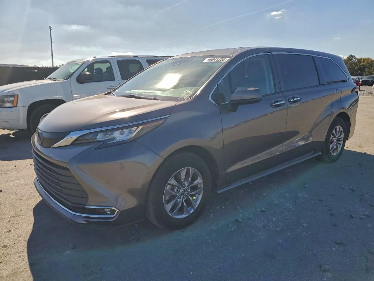 2022 Toyota Sienna Xle - Фото 2