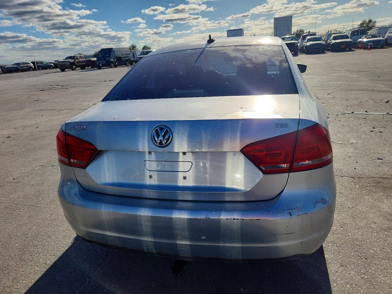 2015 Volkswagen Passat S - Фото 6