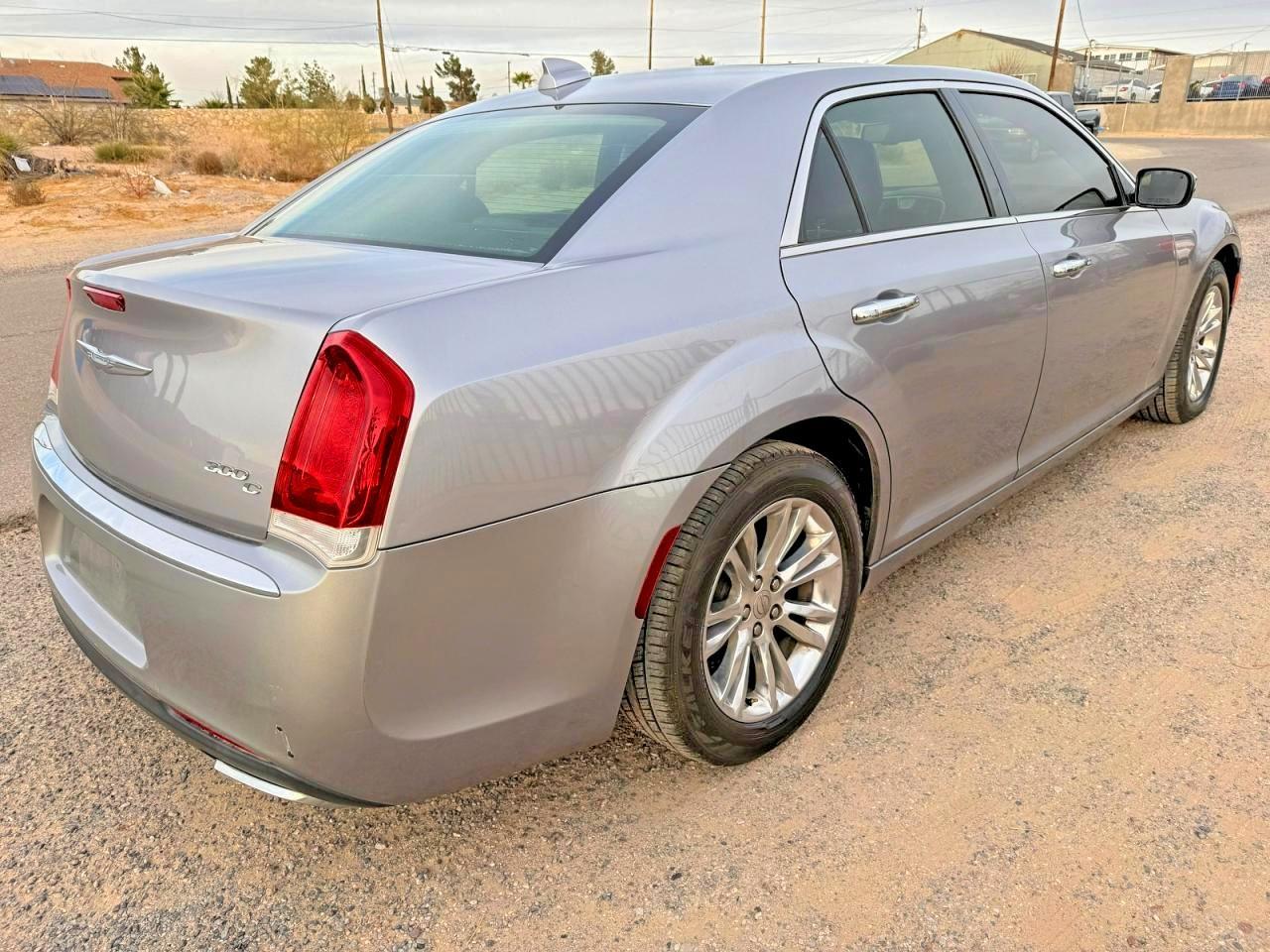 2016 Chrysler 300C - Image 4