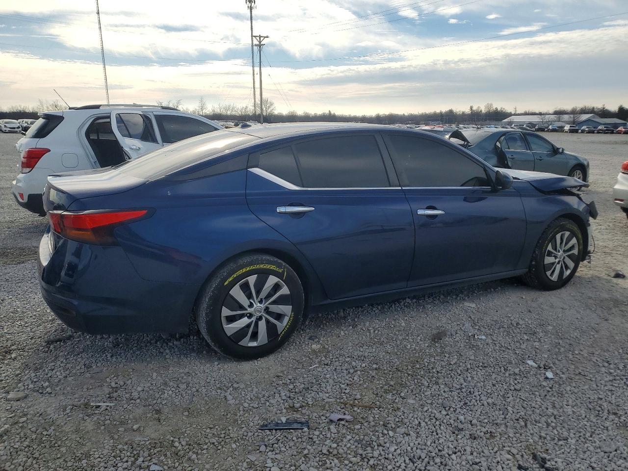 2019 Nissan Altima S - Фото 3