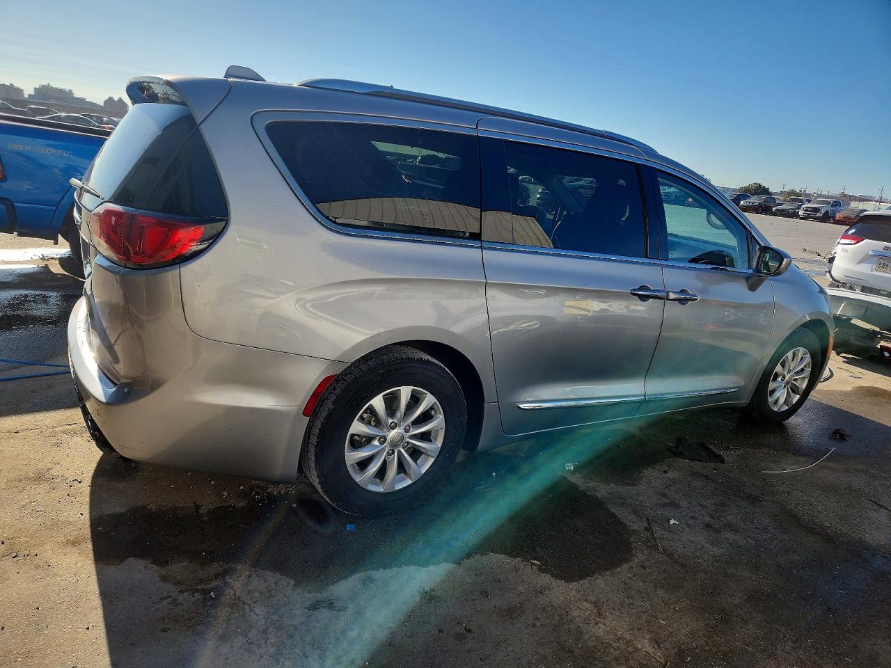 2018 Chrysler Pacifica Touring L - Image 3