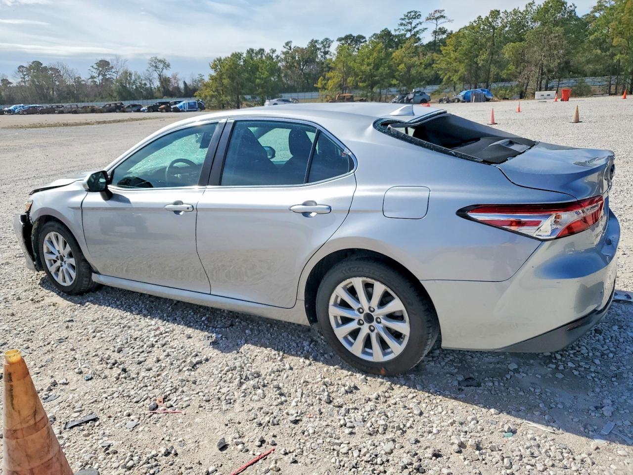 2019 Toyota Camry Le - Фото 2