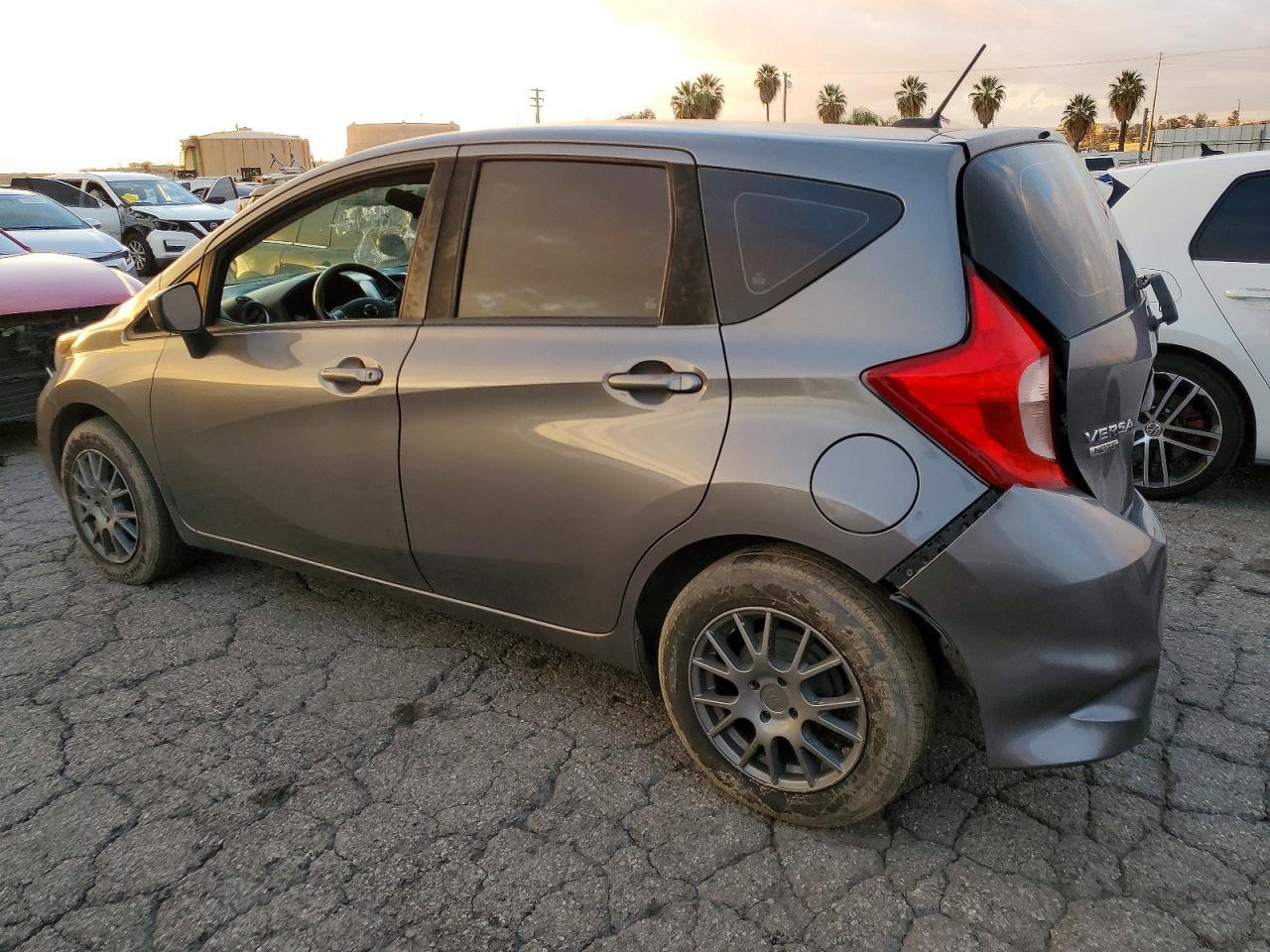 2018 Nissan Versa Note S - Фото 2