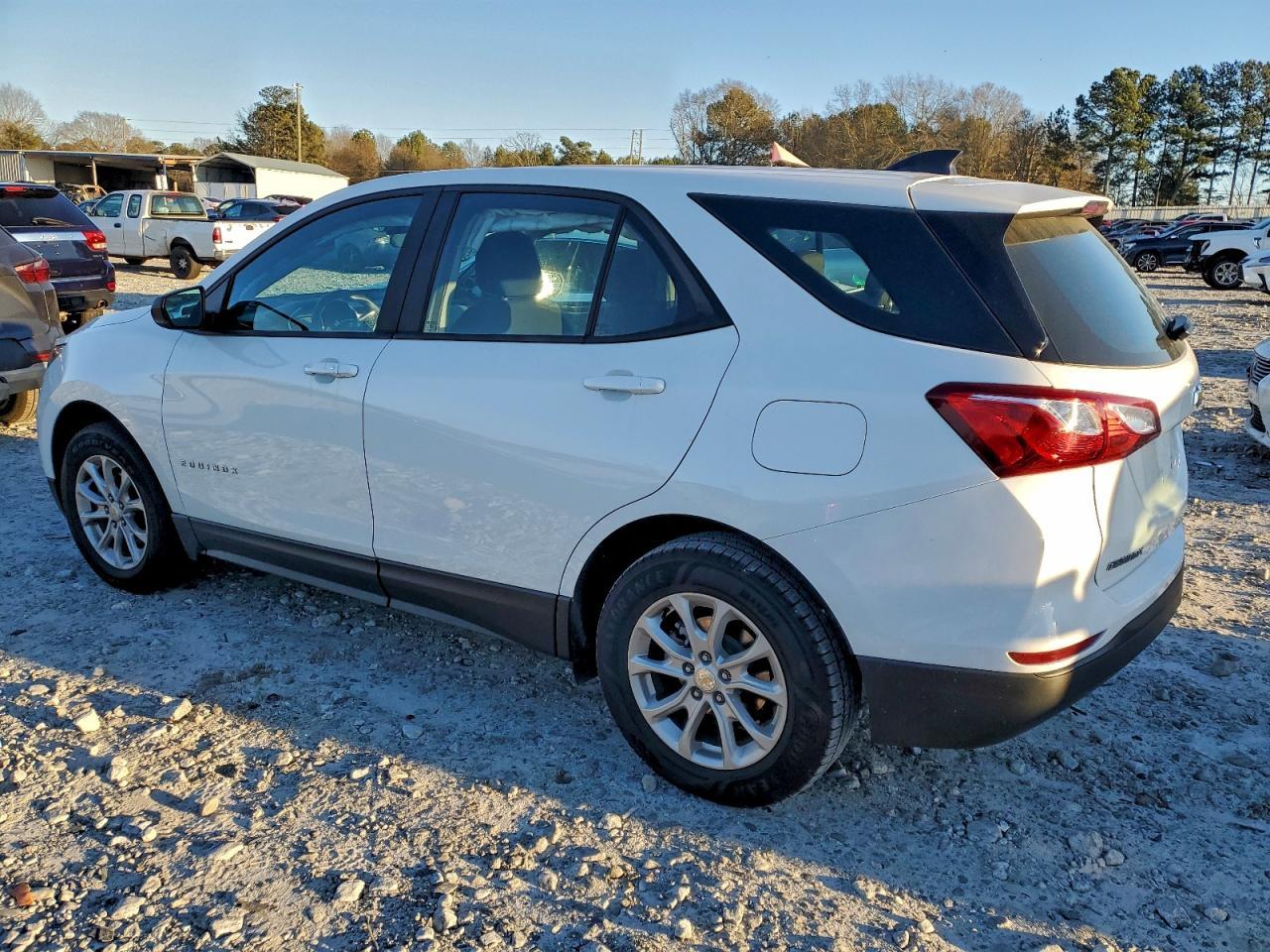 2020 Chevrolet Equinox Ls - Фото 2