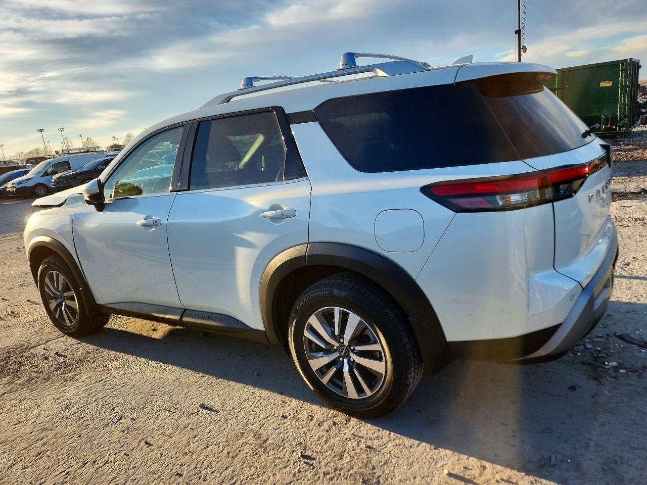 2023 Nissan Pathfinder Sl - Фото 2