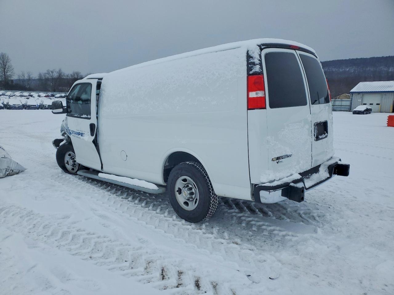 2022 Chevrolet Express 2500 Utility / Service Van - Фото 2