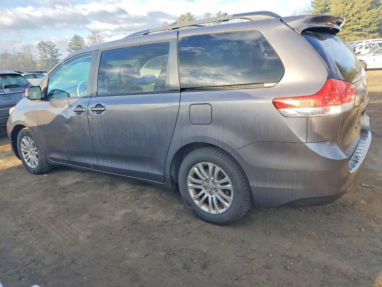 2011 Toyota Sienna Xle - Фото 2