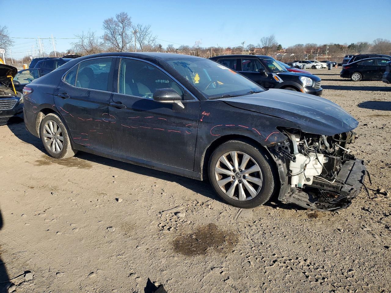 2020 Toyota Camry Le - Фото 4