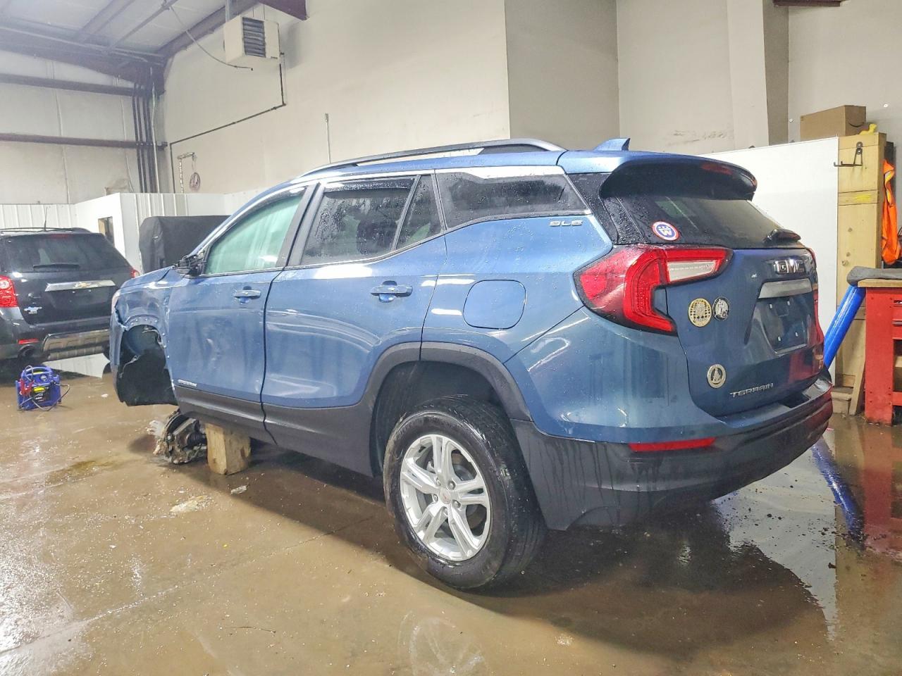 2024 GMC Terrain Sle - Image 2