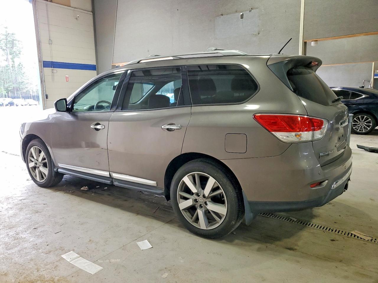 2013 Nissan Pathfinder S - Фото 2
