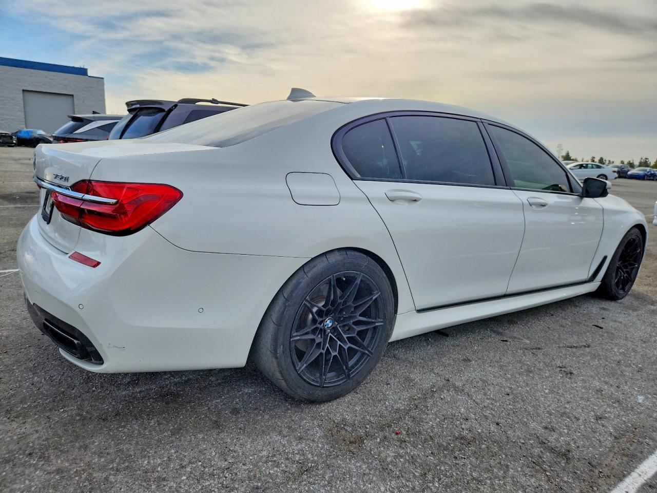 2017 BMW 750 Xi - Фото 3