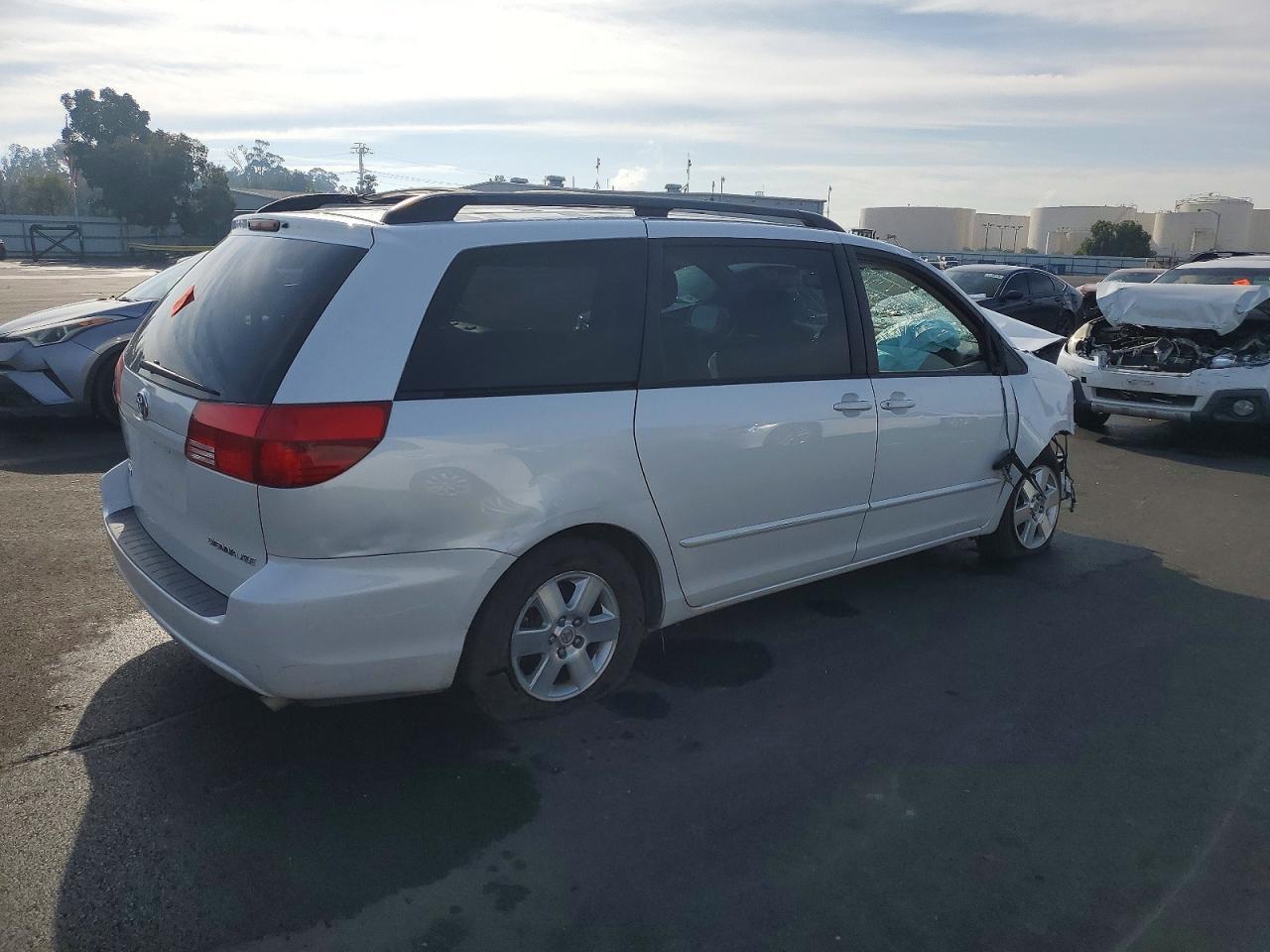 2004 Toyota Sienna Xle - Image 3