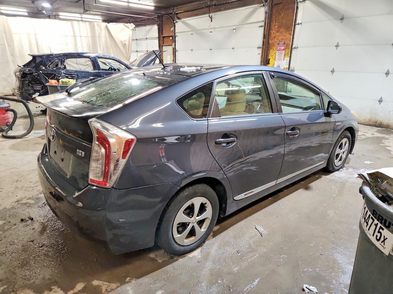 2012 Toyota Prius Three - Фото 3