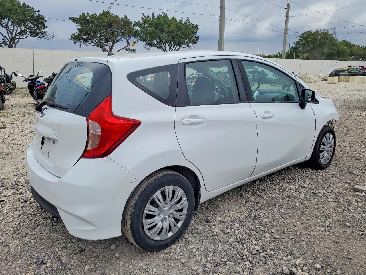 2017 Nissan Versa Note S - Фото 3