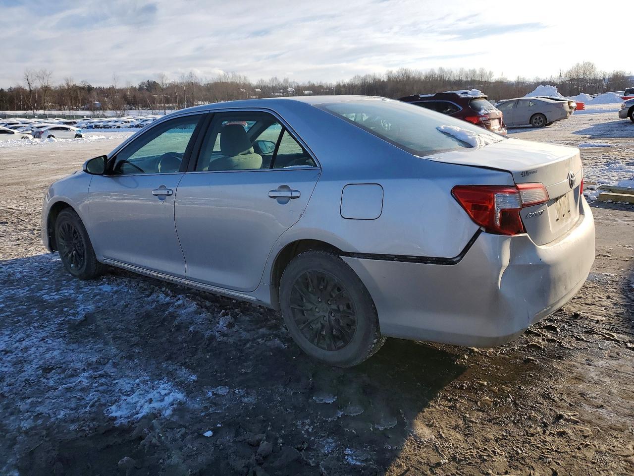 2014 Toyota Camry Le - Фото 2