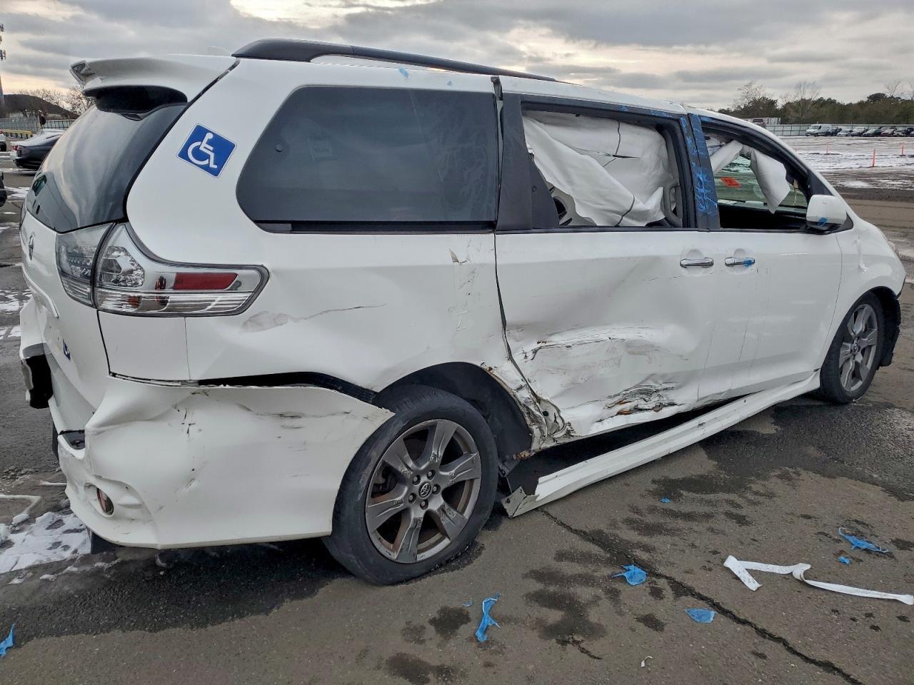 2018 Toyota Sienna Se - Фото 3