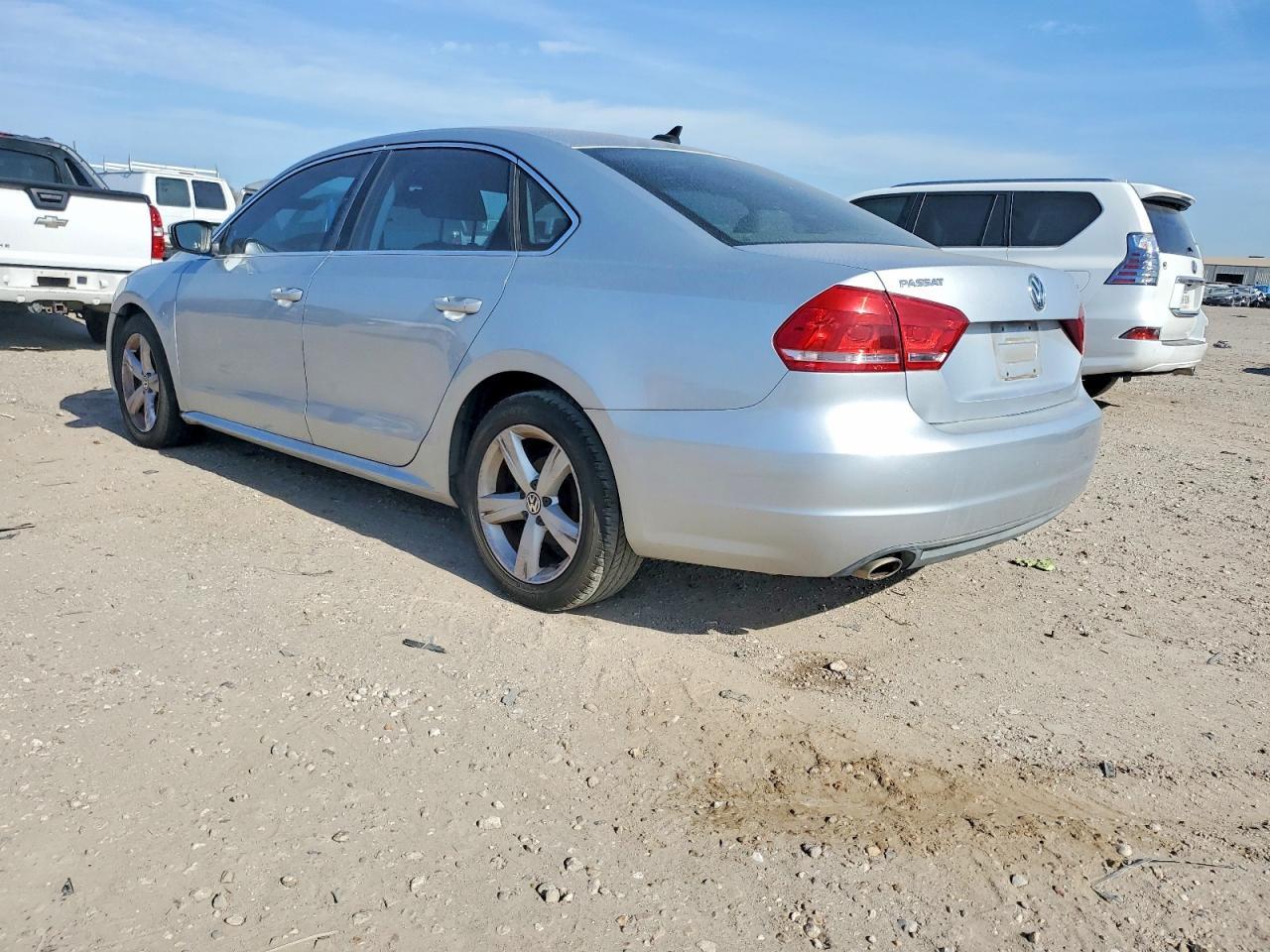 2013 Volkswagen Passat - Фото 2