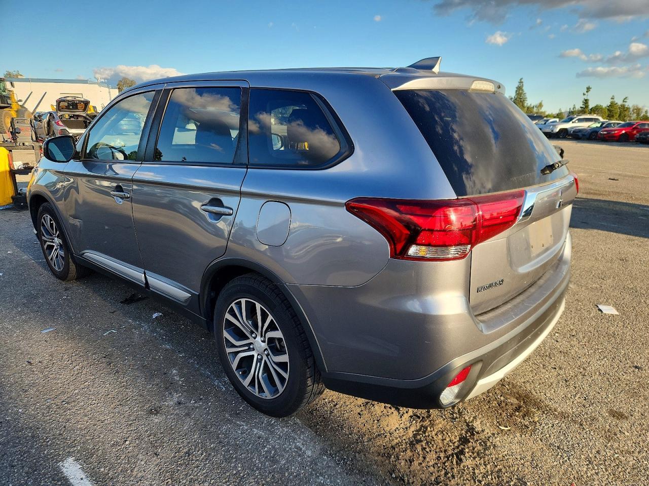 2018 Mitsubishi Outlander Es - Image 2