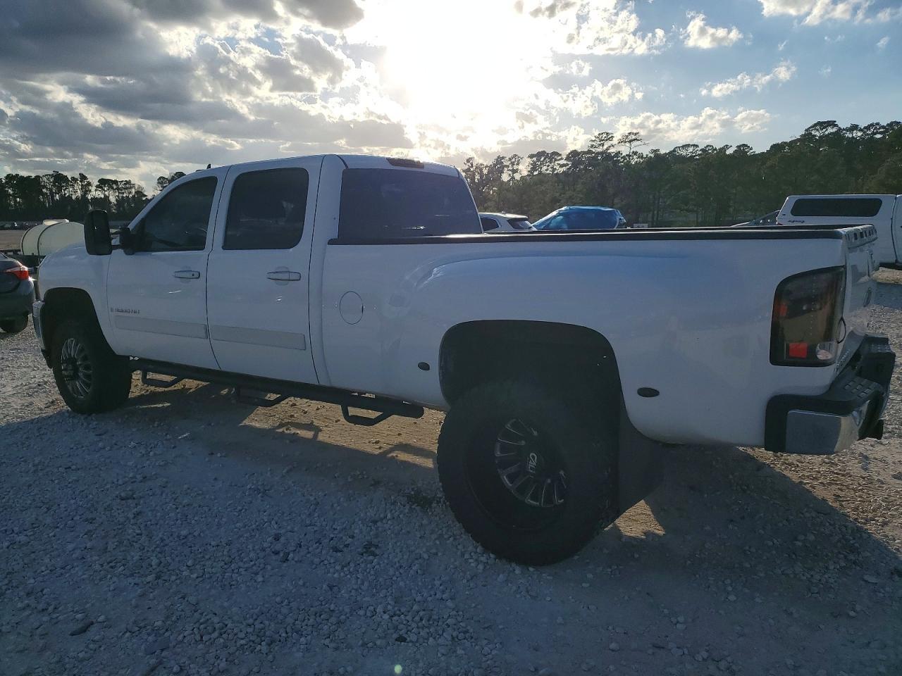 2008 Chevrolet Silverado C3500 - Image 2