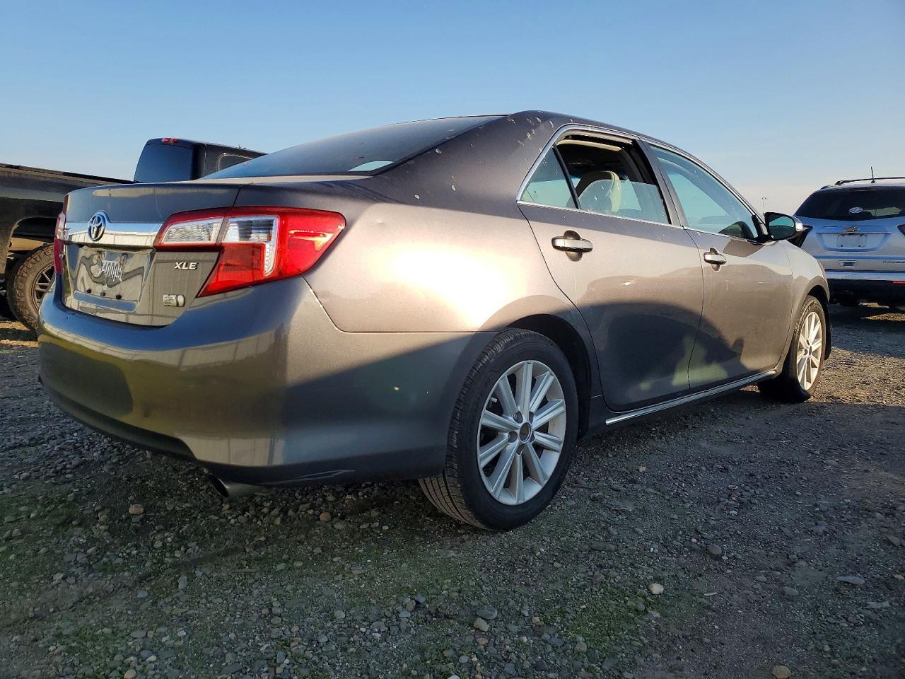 2014 Toyota Camry Hybrid - Image 3