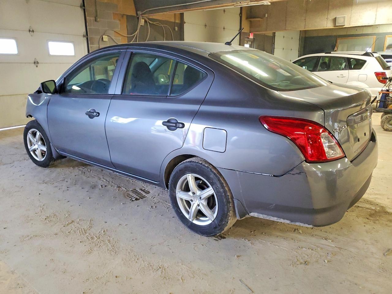 2017 Nissan Versa S - Фото 2