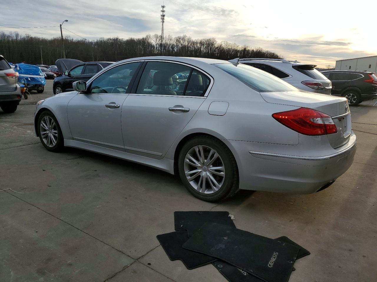 2013 Hyundai Genesis 3.8L - Фото 2