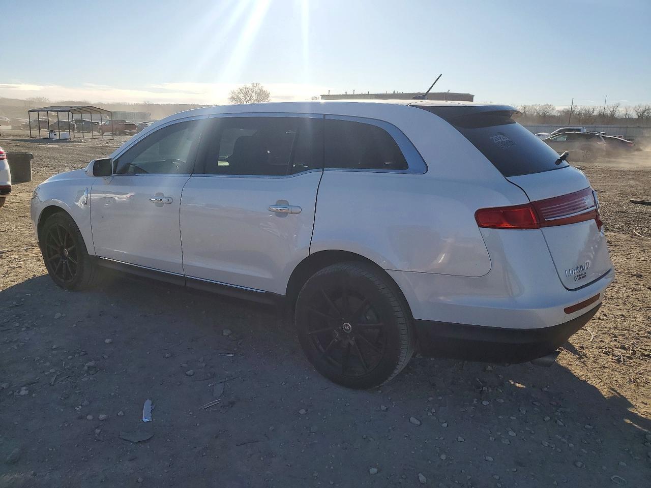 2015 Lincoln Mkt - Image 2