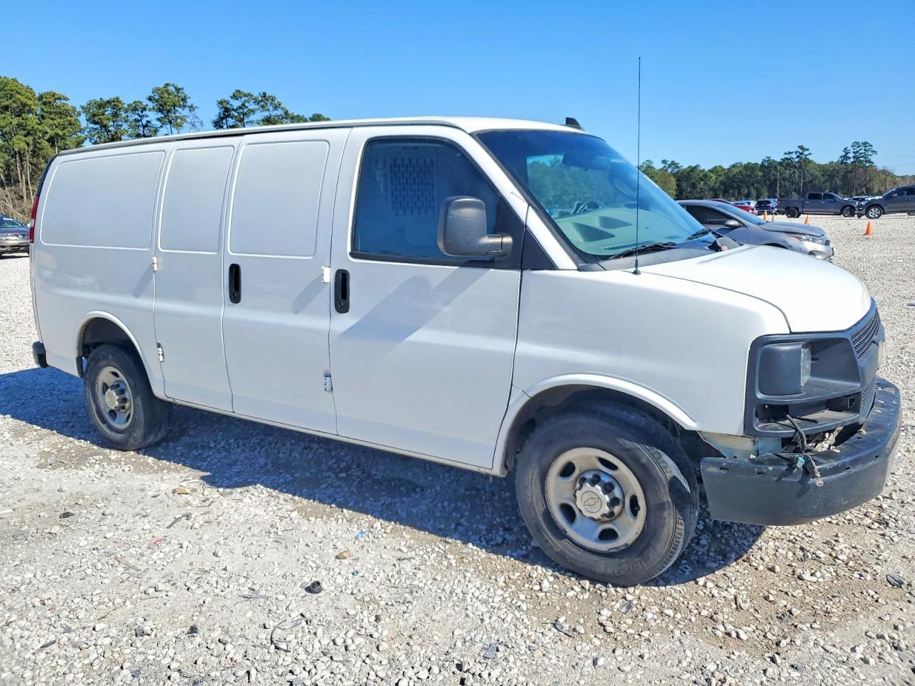 2017 Chev Express Cargo 2500 1 - Фото 4