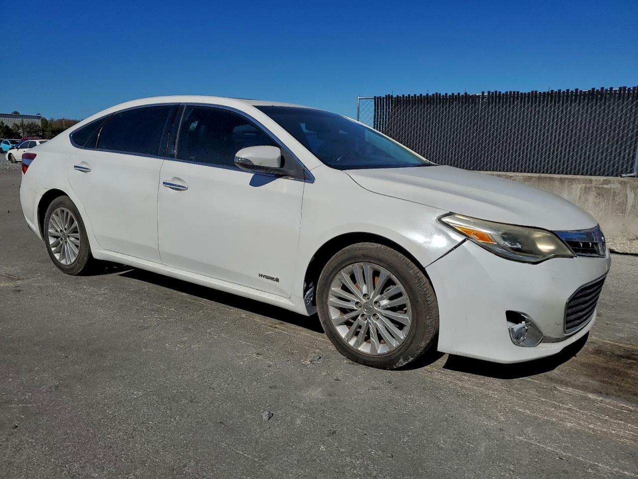 2014 Toyota Avalon Hybrid - Image 4