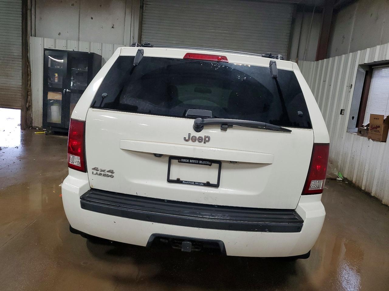 2010 Jeep Grand Cherokee Laredo - Image 6