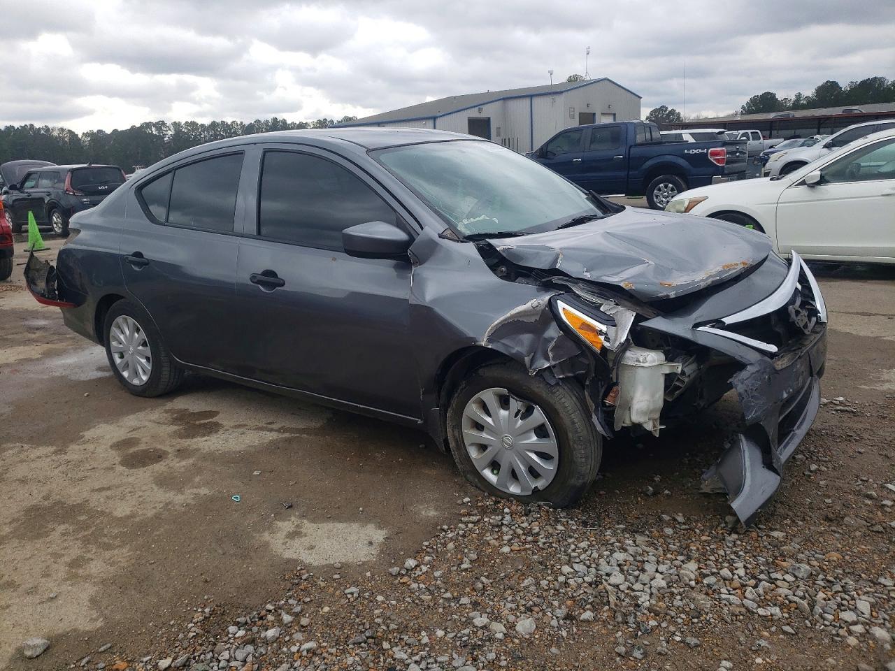 2016 Nissan Versa S - Фото 4