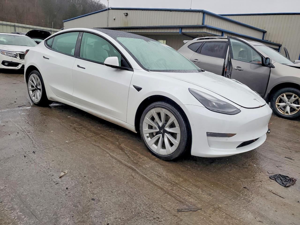 2022 Tesla Model 3 - Фото 4